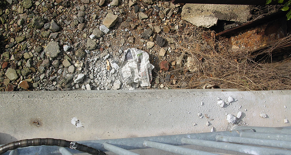 ２月２４日に材木橋のアサリ育成実験場所に、コンクリートガラの不法投棄がありました。