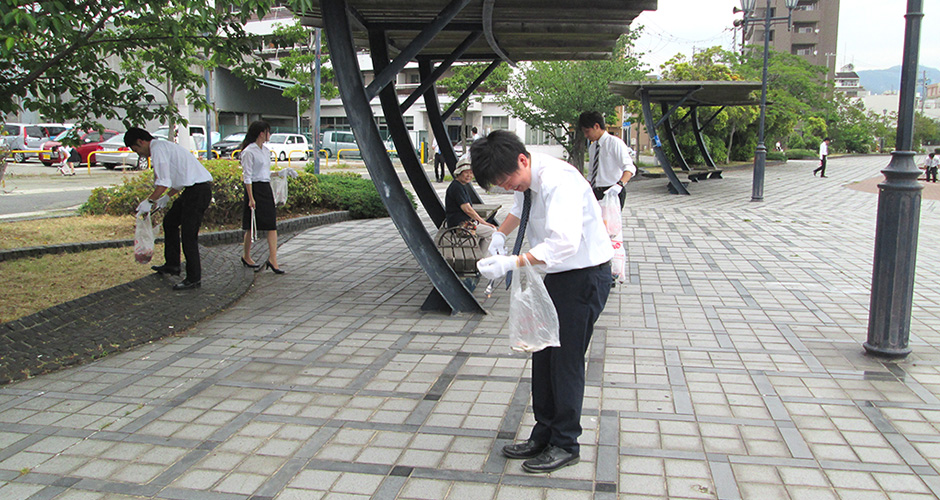当会、会員の神戸マツダ様が社員教育の一環として新入社員を対象とした清掃活動を実施されました。