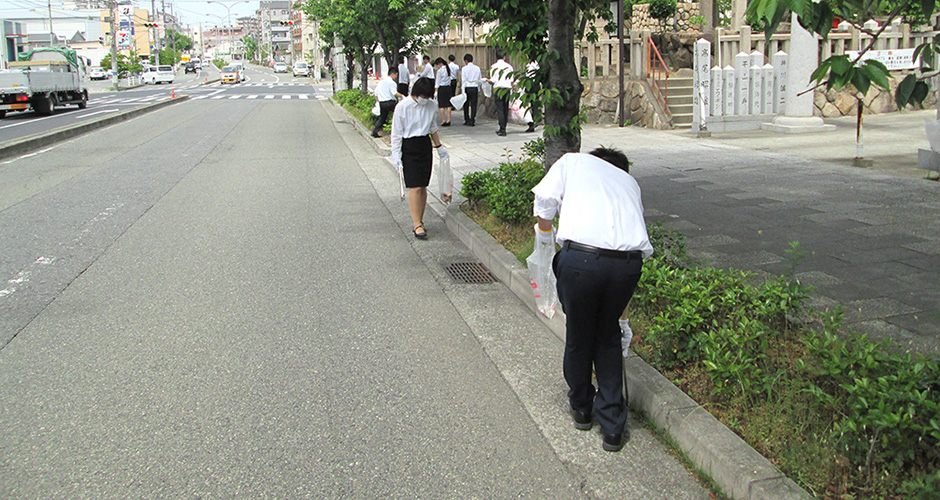 当会、会員の神戸マツダ様が社員教育の一環として新入社員を対象とした清掃活動を実施されました。