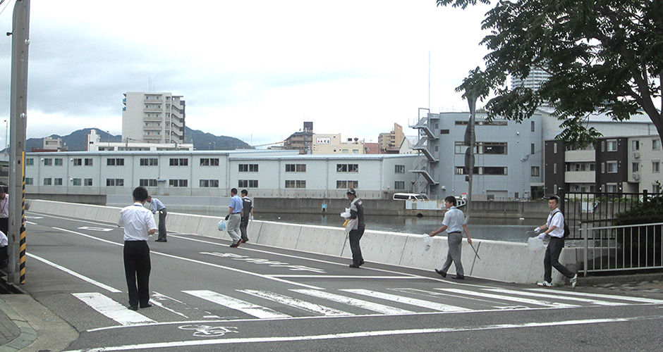 ７月２１日に当会会員の(株)神戸マツダ様が第３３回定期清掃活動を実施されました。