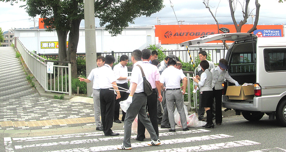 ７月２１日に当会会員の(株)神戸マツダ様が第３３回定期清掃活動を実施されました。