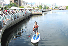 ９月１２日に開催された兵庫運河祭において、ウエストジャパンアウトドアスクール自然体験事業部の関口代表が、パドルボード体験会（１日　計６回）を実施されていました。