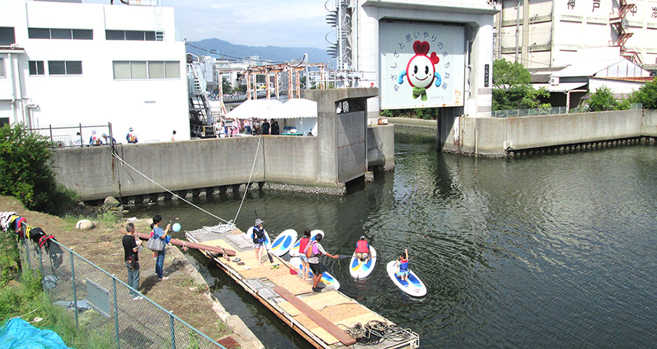 ９月１２日に開催された兵庫運河祭において、ウエストジャパンアウトドアスクール自然体験事業部の関口代表が、パドルボード体験会（１日　計６回）を実施されていました。