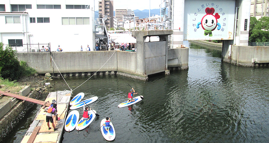 ９月１２日に開催された兵庫運河祭において、ウエストジャパンアウトドアスクール自然体験事業部の関口代表が、パドルボード体験会（１日　計６回）を実施されていました。