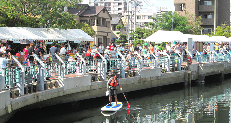 ９月１２日に開催された兵庫運河祭において、ウエストジャパンアウトドアスクール自然体験事業部の関口代表が、パドルボード体験会（１日　計６回）を実施されていました。