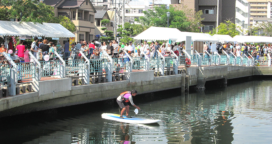 ９月１２日に開催された兵庫運河祭において、ウエストジャパンアウトドアスクール自然体験事業部の関口代表が、パドルボード体験会（１日　計６回）を実施されていました。