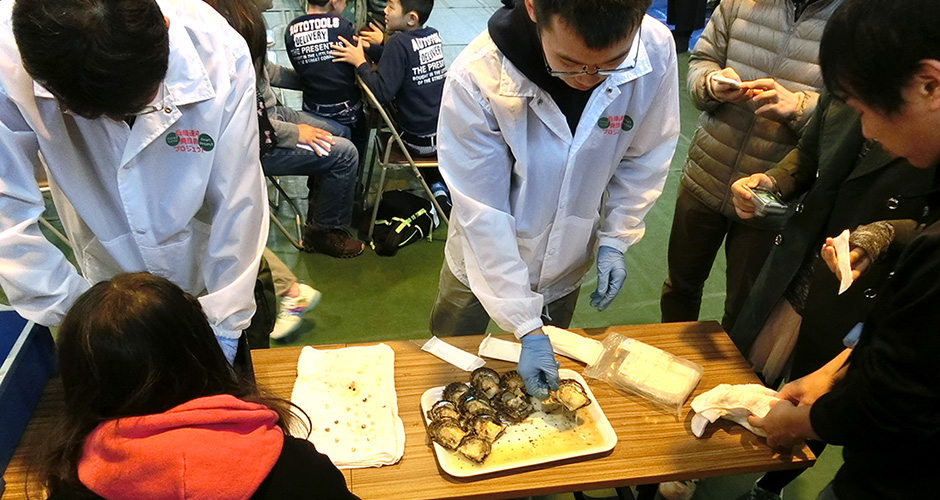 兵庫運河真珠貝プロジェクトの浜揚式が開催されました。