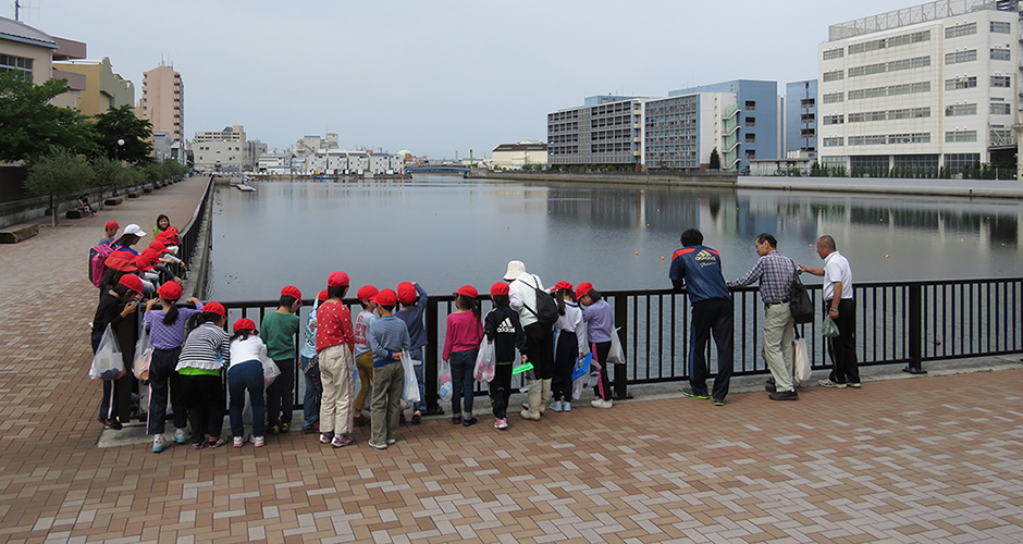 兵庫運河沿いの浜山小学校の３年生を対象に環境学習会が始まりました。