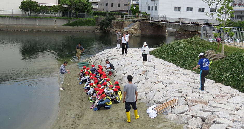 兵庫運河沿いの浜山小学校の３年生を対象に環境学習会が始まりました。