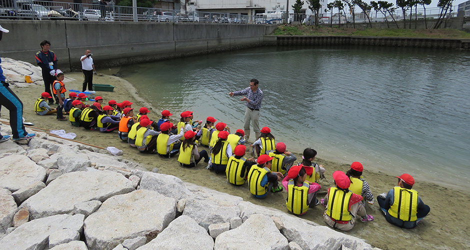 兵庫運河沿いの浜山小学校の３年生を対象に環境学習会が始まりました。