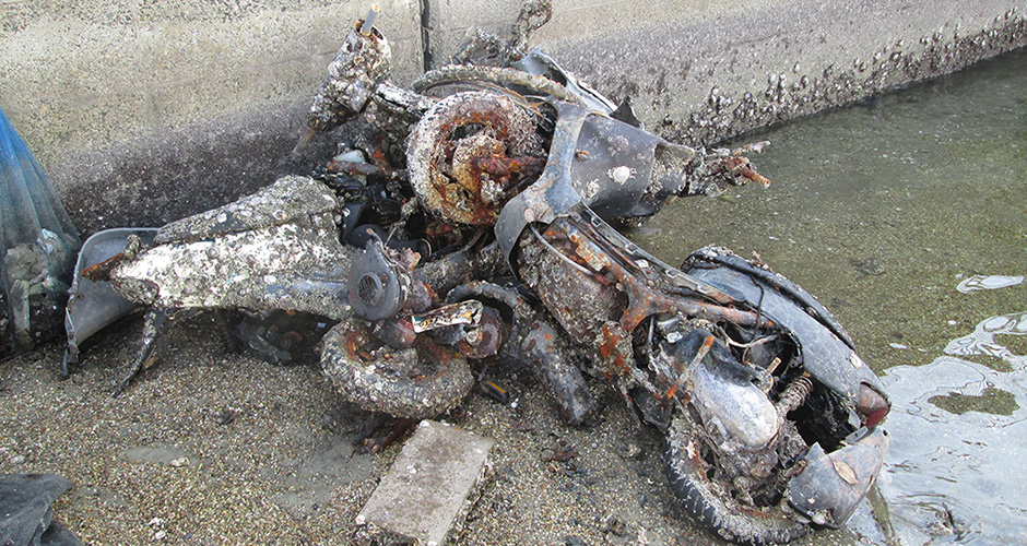 運河に不法投棄されたバイク回収！！