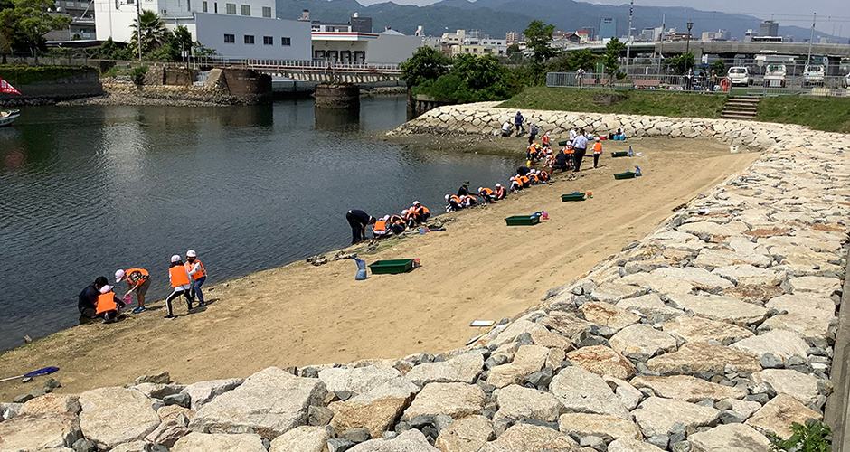 本年度一回目の神戸市立浜山小学校アサリ観察会が行われました。