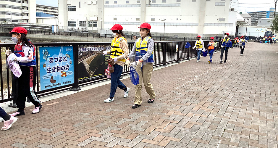 神戸市立浜山小学校4.5年生による、あつ浜調査が行われました。